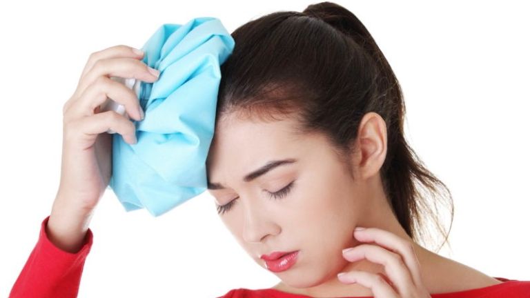 chườm đá lạnh chữa đau đầu chườm đá lạnh chữa đau đầu
