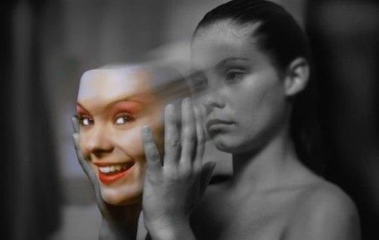 Tâm trạng chuyển đổi từ hưng phấn sang trầm cảm một cách nhanh chóng