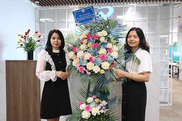 Bà Đặng Minh Chi - Phó Giám đốc NHC Việt Nam và bà Nguyễn Thị Lan Anh - Chánh văn phòng Tập đoàn Vietmec
