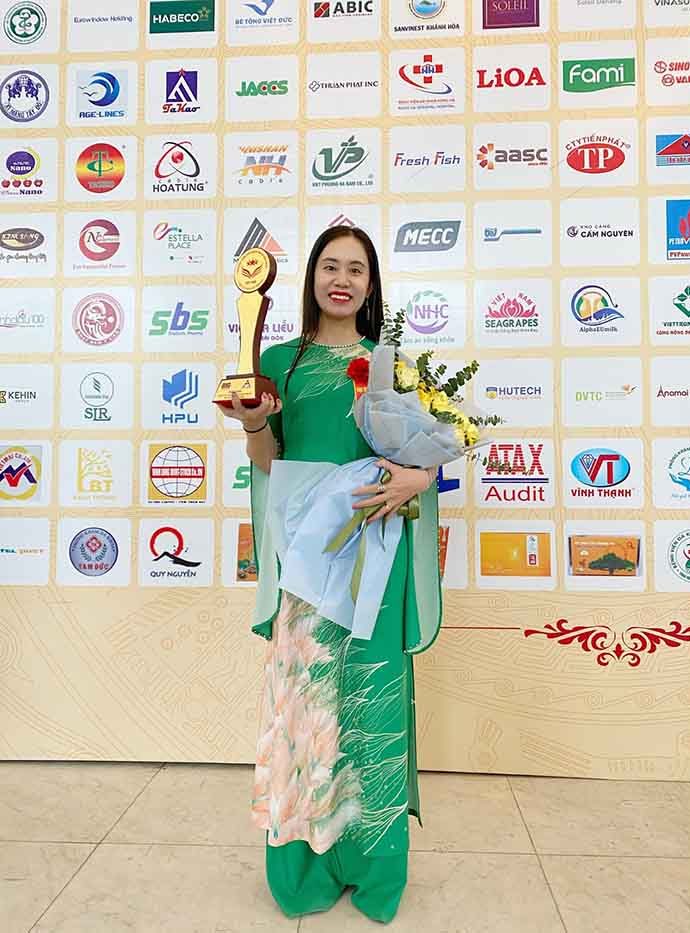 Thạc sĩ Tâm lý Bùi Thị Hải Yến, Giám đốc Trung tâm Tâm lý NHC Việt Nam đại diện Trung tâm nhận giải thưởng cao quý trong Chương trình