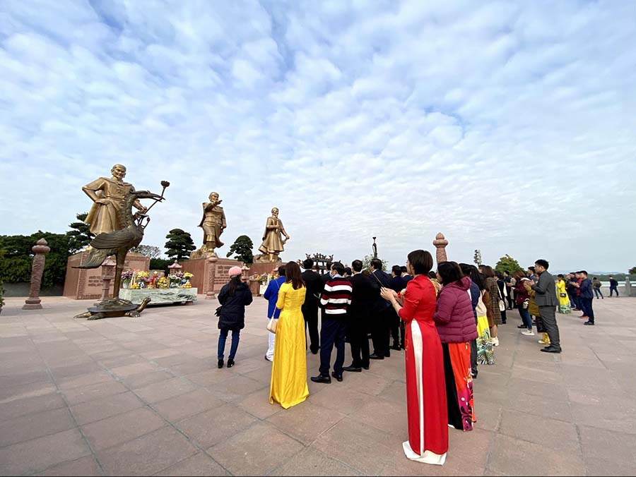Lễ dâng hương tri ân Ba vị Anh Hùng dân tộc : Đức Vương Ngô Quyền, Hoàng đế Lê Đại Hành và Đức Thánh Trần Hưng Đạo