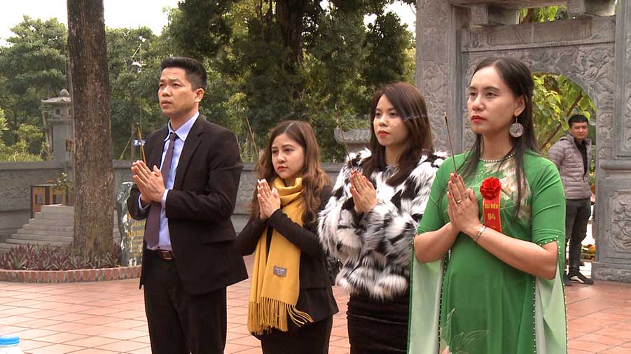 Sau đó đoàn đại biểu lần lượt vãn cảnh, nguyện hương ở những ngôi đền