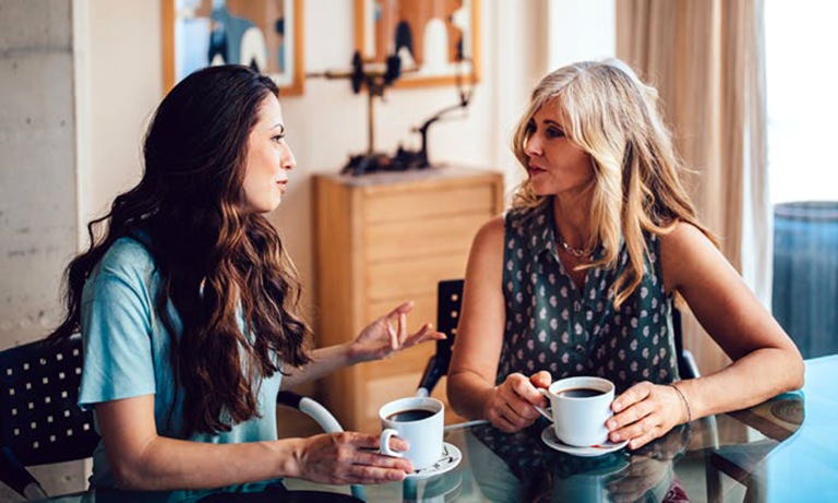 Cách chăm sóc người bệnh trầm càm - Trò chuyện với người bệnh