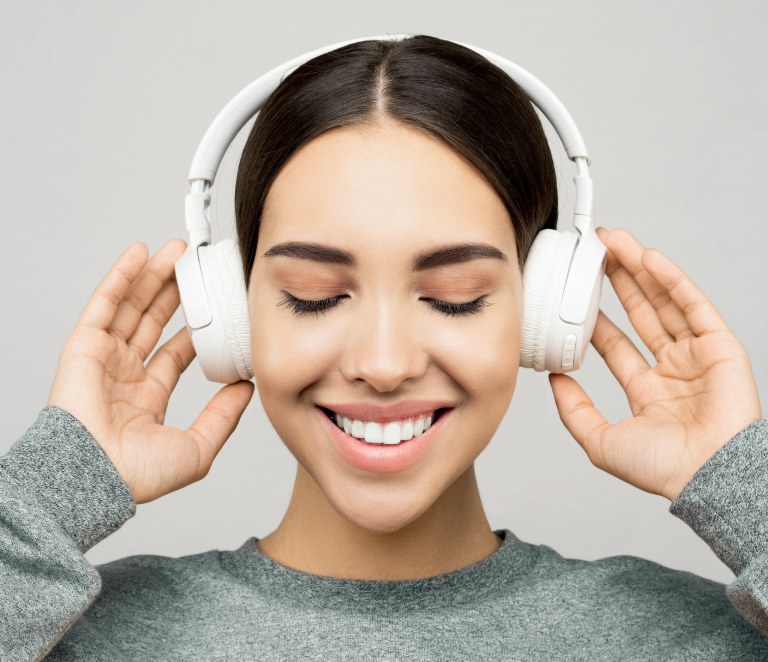 Nghe nhạc giúp điều hòa nhịp tim, ổn định huyết áp và giải toả căng thẳng trong công việc.