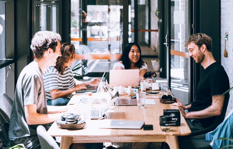 Giảm stress trong công việc nhờ duy trì khoảng cách với đồng nghiệp
