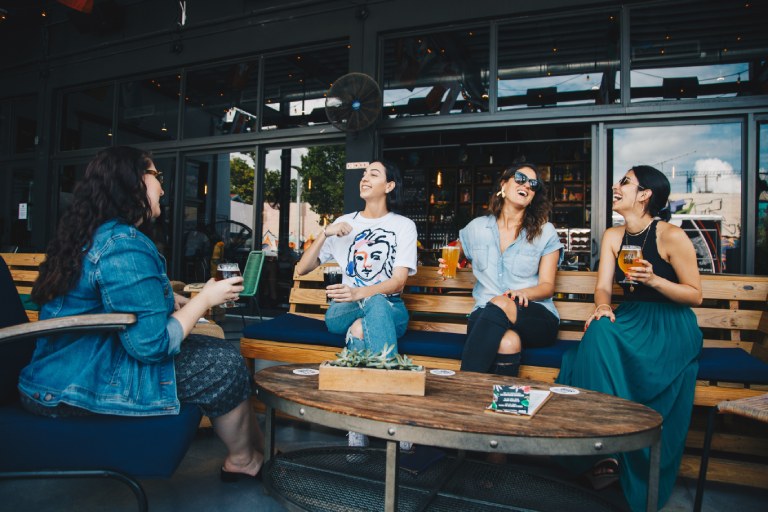 Cười nhiều hơn giúp giảm stress trong công việc