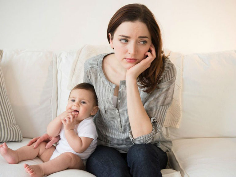Trầm cảm sau sinh vì con quấy khóc