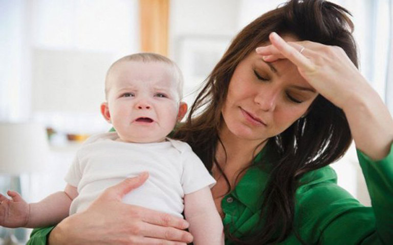 Trầm cảm sau sinh vì con quấy khóc