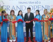 Ban lãnh đạo NHC Việt Nam cắt băng khánh thành