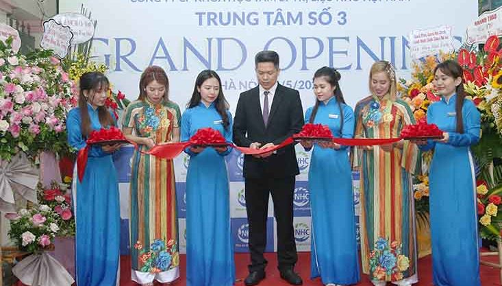 Ban lãnh đạo NHC Việt Nam cắt băng khánh thành khai trương