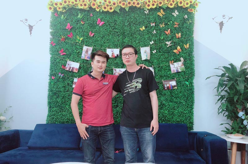 Chuyên gia tâm lý Nguyễn Đức Chính và khách hàng Hùng Sơn