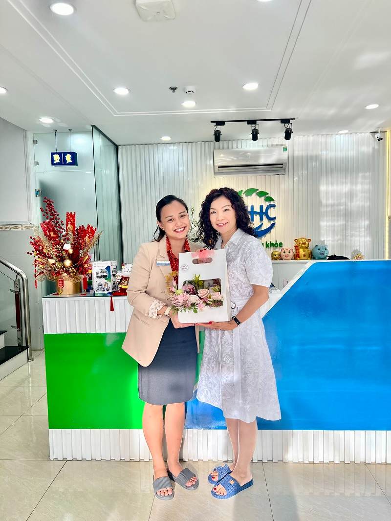 Chị Thanh Hải (bên phải) tham gia trị liệu cùng chuyên gia tâm lý trị liệu Ngọc Trâm (bên trái)
