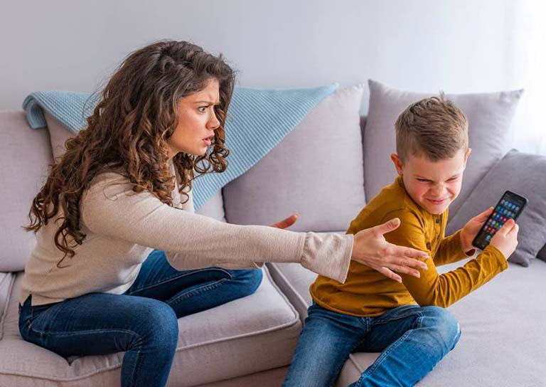 trẻ nghiện điện thoại trẻ nghiện điện thoại