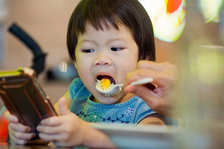 bé 1 tuổi nghiện điện thoại bé 1 tuổi nghiện điện thoại