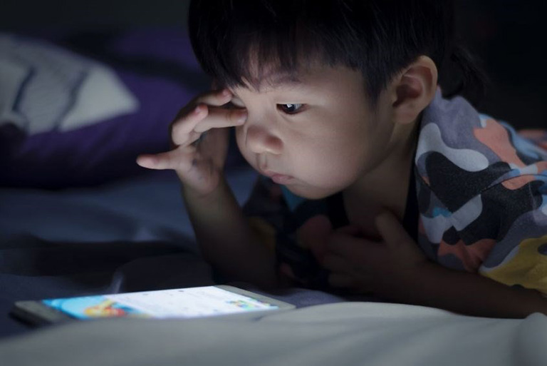 hậu quả trẻ nghiện điện thoại hậu quả trẻ nghiện điện thoại