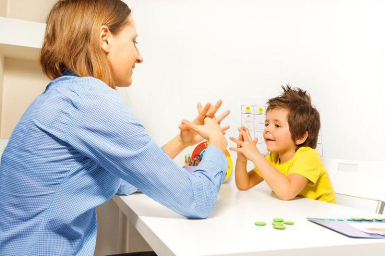 Trẻ rối loạn hành vi chăm sóc như thế nào?