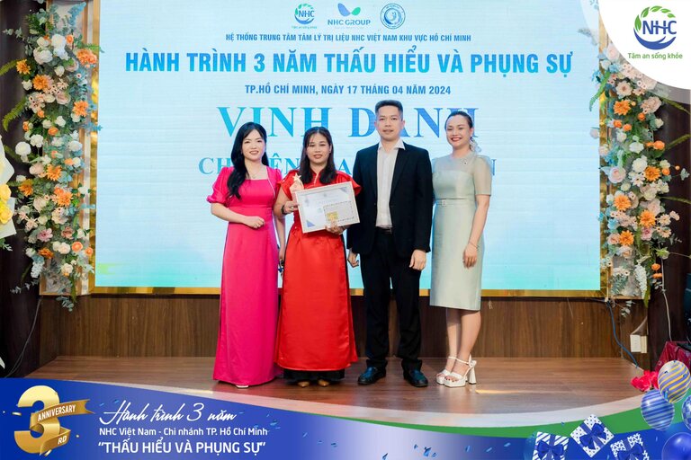Vinh danh Chuyên gia Tâm lý trị liệu Nguyễn Thị Sơn Ca - Chuyên gia cống hiến 1 năm NHC Hoàng Hoa Thám