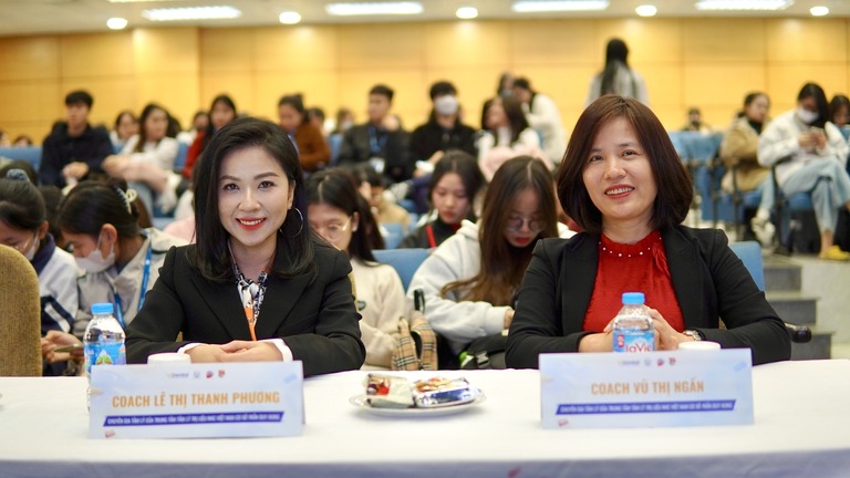 Hình ảnh hai Chuyên gia tại buổi tọa đàm