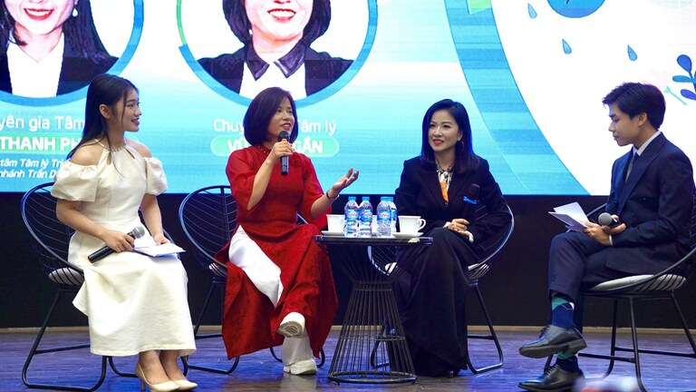 Chuyên gia Vũ Ngần chia sẻ về chủ đề: Tư duy tích cực trong buổi tọa đàm tại Học viện Ngoại giao