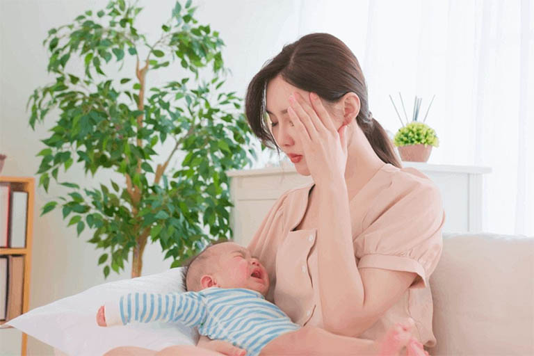 nguyên nhân khiến phụ nữ sau sinh hay khóc