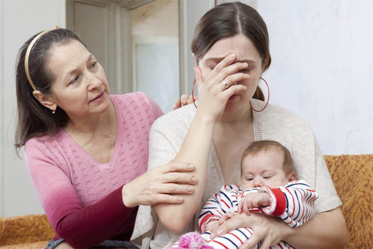 phụ nữ sau sinh hay khóc phải làm sao