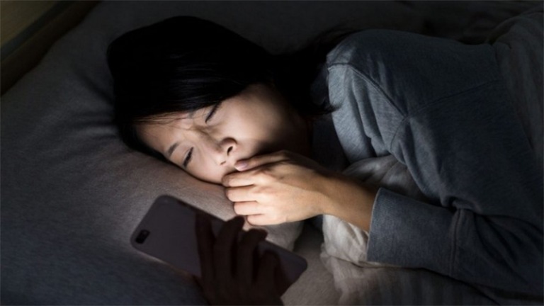sử dụng điện thoại nhiều gây mất ngủ