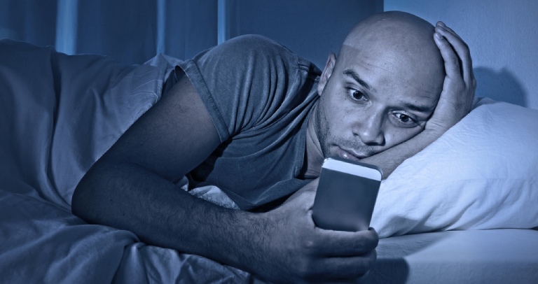 Cách giảm thiểu tác hại do sử dụng điện thoại trước khi đi ngủ