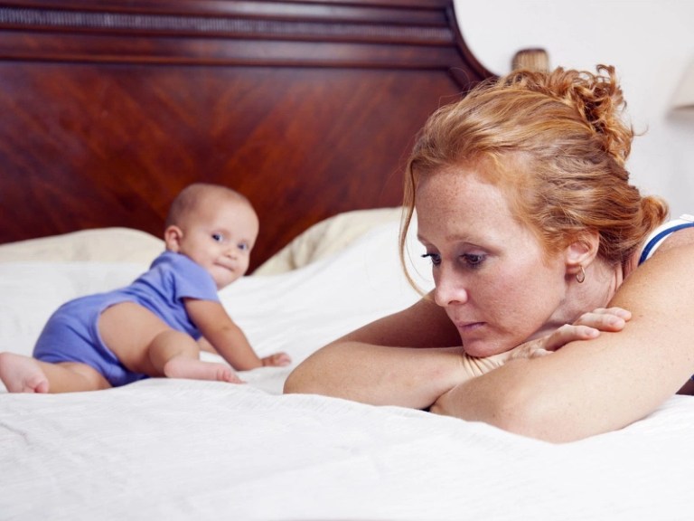 câu hỏi trầm cảm sau sinh có tự khỏi được không