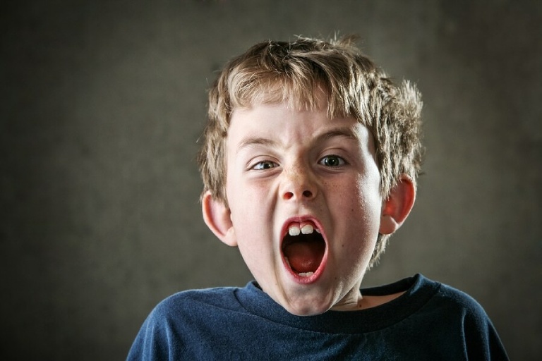trẻ hay cáu gắt