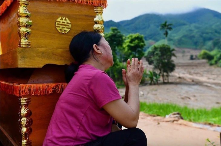 Người phụ nữ ở Lào Cai cầu nguyện sau thảm họa – minh chứng nỗi đau tinh thần