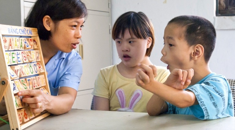 cách chăm sóc cho trẻ chậm phát triển trí tuệ