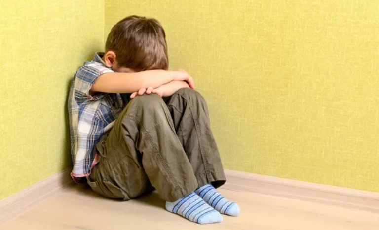 Con tự nhốt mình trong phòng 