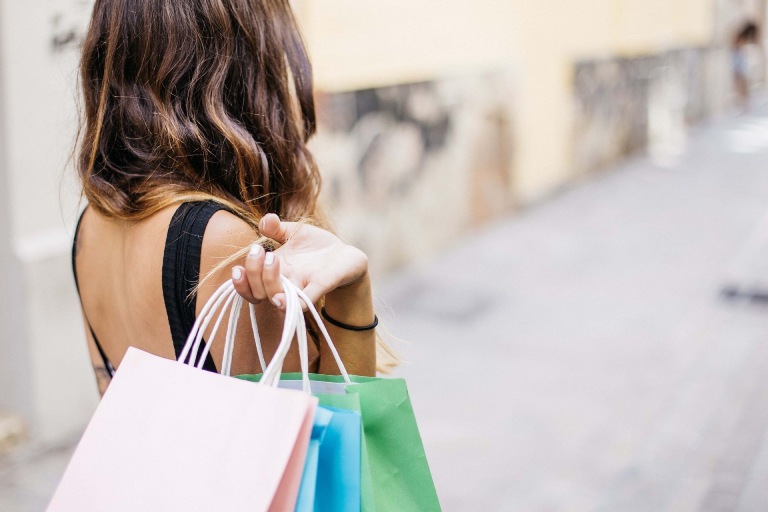 Ai dễ rơi vào Retail Therapy hơn