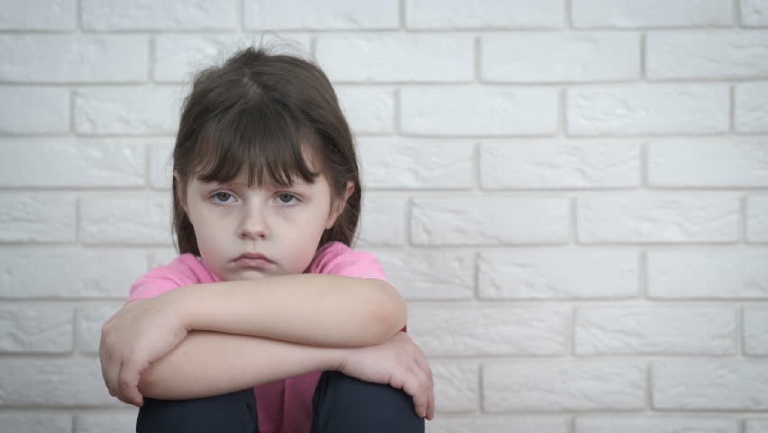 Dấu hiệu nhận biết tự kỷ thoái triển