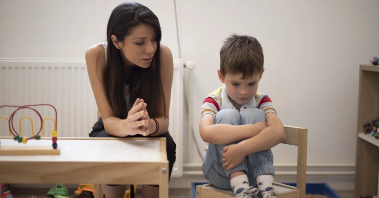 Vai trò của gia đình trong quá trình hỗ trợ trẻ tự kỷ thoái lui