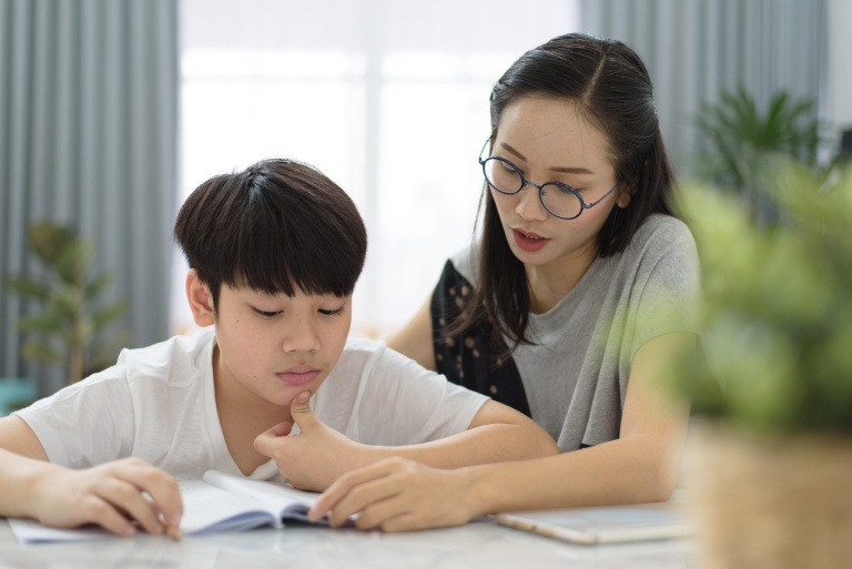 Vai trò của gia đình và nhà trường trong việc giảm áp lực thi cử cho học sinh