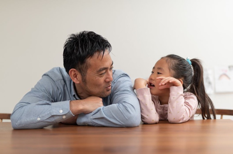 cách nói chuyện với con gái