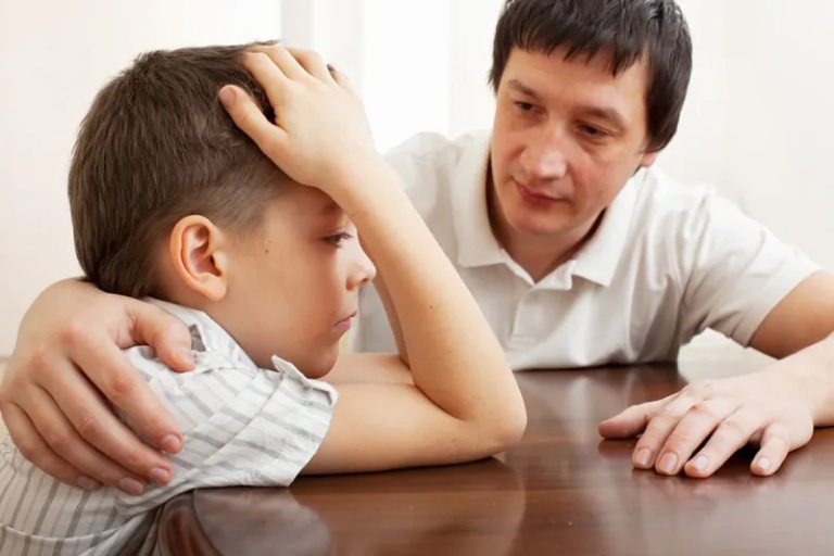 Cha mẹ nên làm gì khi con hay đánh người khác