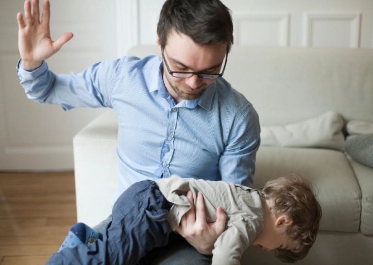 Làm gì khi lỡ đánh con