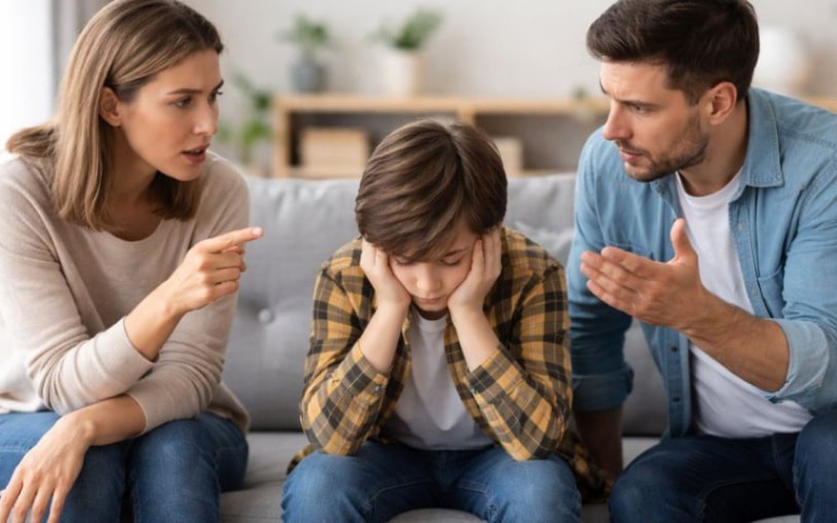 Những điều bố mẹ không nên nói với con mình khiến con tổn thương