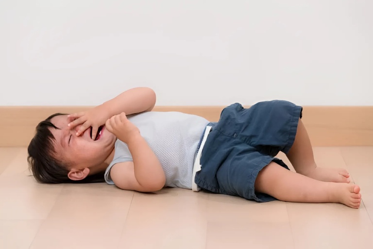 Trẻ tự đánh mình khi tức giận