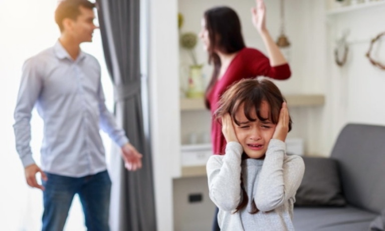 Nguyên nhân khiến trẻ tự đánh mình khi tức giận