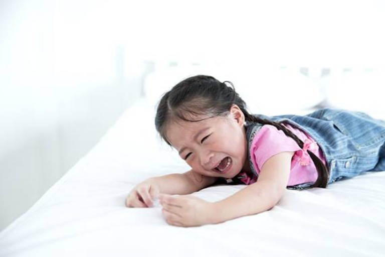 vì sao trẻ tự đánh mình khi tức giận
