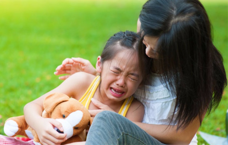 Cha mẹ nên làm gì nếu thấy trẻ tự đánh mình khi tức giận