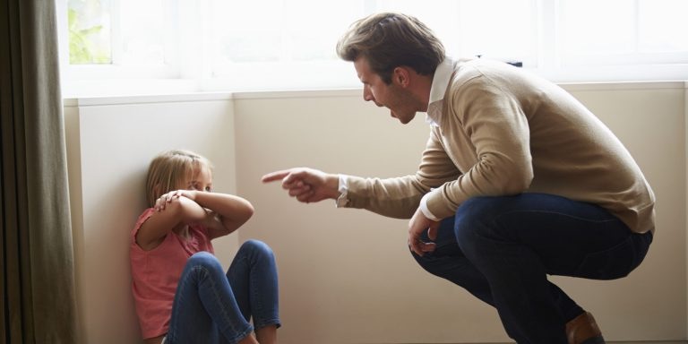Những điều cha mẹ không nên làm khi trẻ tự đánh mình lúc tức giận