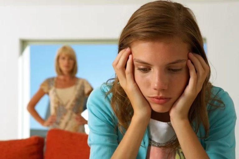 Con càng lớn càng xa cách bố mẹ