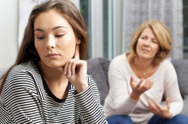 Con càng lớn càng xa cách bố mẹ có đáng lo không