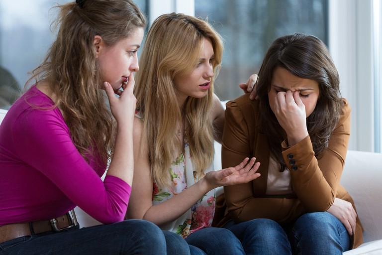 người thân đưa ra lời khuyên cho người sắp ly hôn
