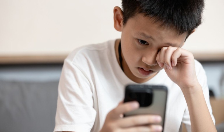 Cách cai nghiện điện thoại cho trẻ em