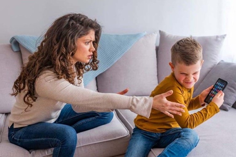 Cách cai nghiện điện thoại cho trẻ em theo tình huống
